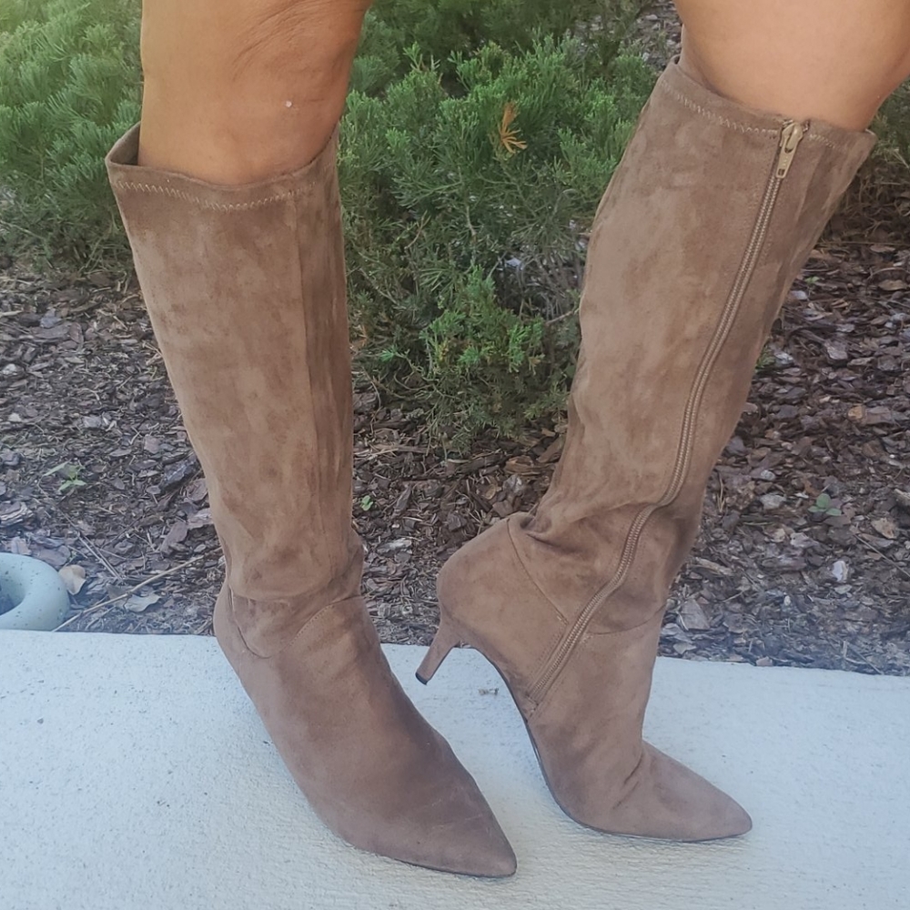 👢 Boots - Picture 1 of 10